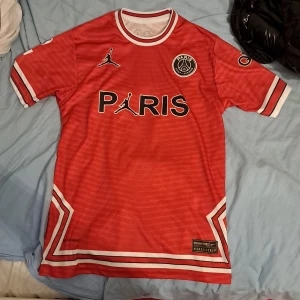 Psg tröja limited edition  - Köpt för 899 nedsatt  I nyskick  Herrstorlek S
