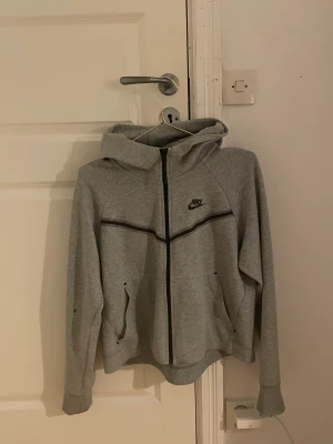 Grå nike tech dam - En oanvänd grå nike tech, säljer för att den inte har kommit till användning💞