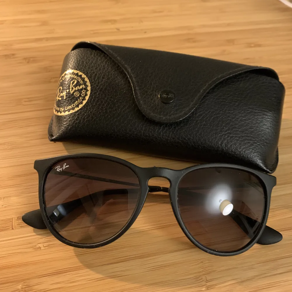 Säljer mina Erika Rayban i svart! Använda några år men fortfarande väldigt bra skick och inga repor! . Accessoarer.