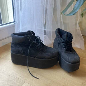 Svarta platåskor  - Svarta platå sneakers. Storlek 39