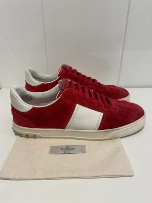 Valentino Flycrew  - Hej! Säljer nu dessa super feta valentino flycrew. Skorna är i superfint skick 9/10 dustbag medföljer vid köp. Inga nitar saknas!