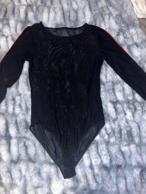 Topp - Jätte fin men kommer tyvärr inte till användning, storleken står inte på toppen för klippte bort dig efter jag köpt, men storleken är S men passar även M