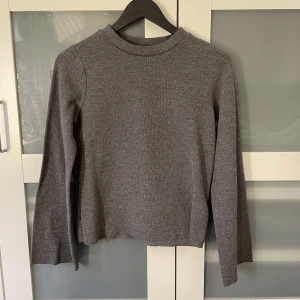 Långärmad tröja - Långärmad grå tröja från Gina i fint skick! Löst sittande modell, riktigt snygg!! Storlek Xs men sitter bra på en S också! Sitter tajt på mig som är en M!  