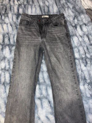 Jeans - Utsvängda Jeans från Gina tricot som jag säljer pga för korta för mig, aldrig använt ens.🫶🏽