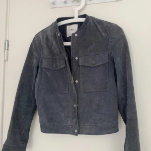 Blå/grå Mockajacka från mango - Endast provad Supersnygg, kortare modell