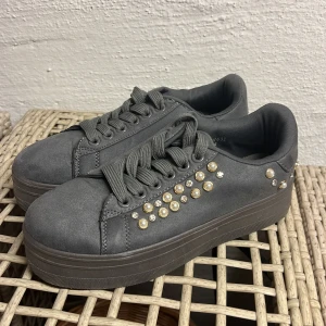 Sneakers med pärlor  - Endast provade en gång! Nyskick! Superfina och lyxigt 