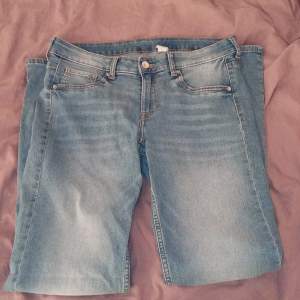 Lågmidjade Jeans från HM Dom är lågmidlade och sen utsvängda  Märkena som man ser på första bilden dom ska va så Säljer pga av använder inte  Köpte för 199