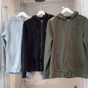 Hoddie - Tre hoddies från Lager 157 Alla är i st M Säljer dom för dom är inte min stil längre  En är grön, grå och svart 95kr/st