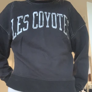 Les Coyotes de Paris tröja - Supersnygg tjocktröja från les coyotes de paris i barn storlek 12 år. Den är lite kort på mig som är 170cm men jag tror att den passar om man är runt 160cm! Nypris är runt 1300kr, hör av dig om du har frågor eller vill se fler bilder ❤️‍🔥😊
