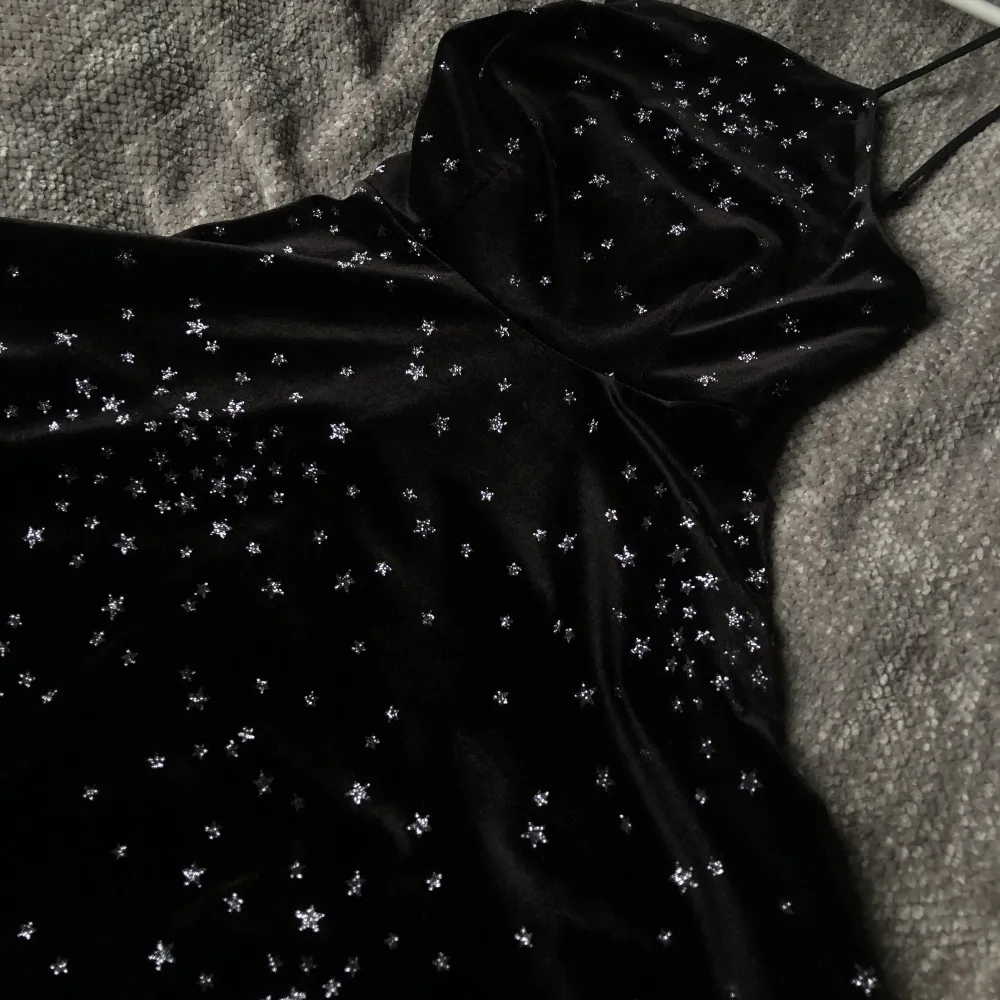 Säljer denna super fina svarta siden klänning men glittriga stjärnor på eftersom den är liten. söt klänning och hade absolut sparat om den var min storlek. Den har justerbara band och är hyfsat stretchig. Nästan oandvänd. Köpt i Newyork. Medela om frågor☺️. Klänningar.