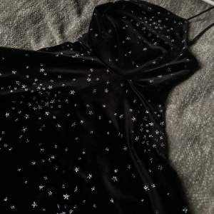 Säljer denna super fina svarta siden klänning men glittriga stjärnor på eftersom den är liten. söt klänning och hade absolut sparat om den var min storlek. Den har justerbara band och är hyfsat stretchig. Nästan oandvänd. Köpt i Newyork. Medela om frågor☺️