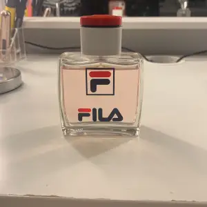 Säljer min Fila parfym för att jag inte använder den🩷 Jag har testat den Max 5 gånger så den är nästan helt full. Den luktar väldigt gott och fräscht. Den är köpt för 180🌟🌸