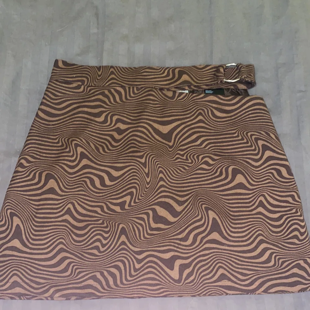 En mönstrad kjol från H&M. Aldrig använd och i fint skick. Pris kan diskuteras. Kjolar.