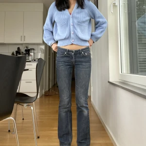 Vintage jeans - !NY ANNONS PGA OSERIÖSA KÖPARE! Ett par sjukt snygga lågmidjade jeans i en jättefin färg från Filippa K! Sparsamt använd och i storleken W26 men passar Xs/34.  Midjemått: 68cm Innerbenslängd: 73 cm
