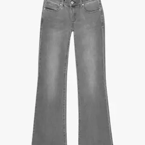 Bootcut jeans från Abrand🩷 säljer då jag inte använt de alls mycket. Köpte för 1000 kr och säljer för 700 då jag inte använt de så mycket alls 😻kontakta mig för fler bilder 