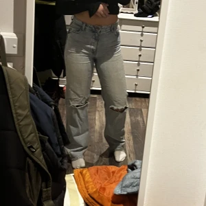 Högmidjade jeans från bershka med hål - Högmidjade jeans från bershka med hål. Strl 38 Använt hyfsat många gånger så befintligt skick men inget som märks. Jag är 162 och passar bra i längd på mig. Köparen står för frakten