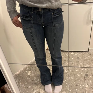 Jeans - Jättefina och trendiga jeans från nelly, är långa på mig som är 170!   699kr nypris!! Och endast använda ett fåtal gånger utan defekter!  Ställ frågor om det är nåt