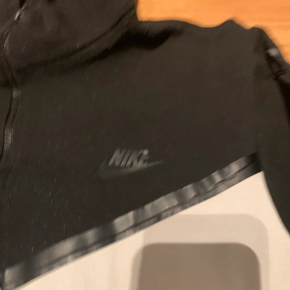 Nike tech fleece - storlek medium - ganska använd - priset kan diskuteras - passar 175 - 180.. Hoodies.