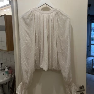 Blis - Blus i meshtyg, tyg bakom så den är inte genomskinlig. Ljusrosa/beige/vit.