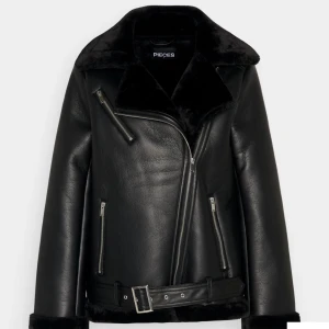 Skinnjacka med päls pieces  - Säljer nu min skinnjacka med päls som är från pieces som jag hade köpt på Plick men inte var nöjd över hur den satt på mig säljer den för 150kr 