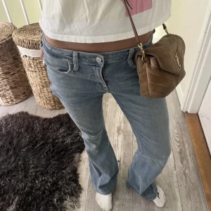 Lågmidjade jeans -  TRYCK EJ PÅ KÖP DIREKT Säljer dem här lågmidjade jeansen som jag fick hem denna vecka från plick, därav är bilderna från tidigare försäljare! Säljer då dem var för små för mig 💗