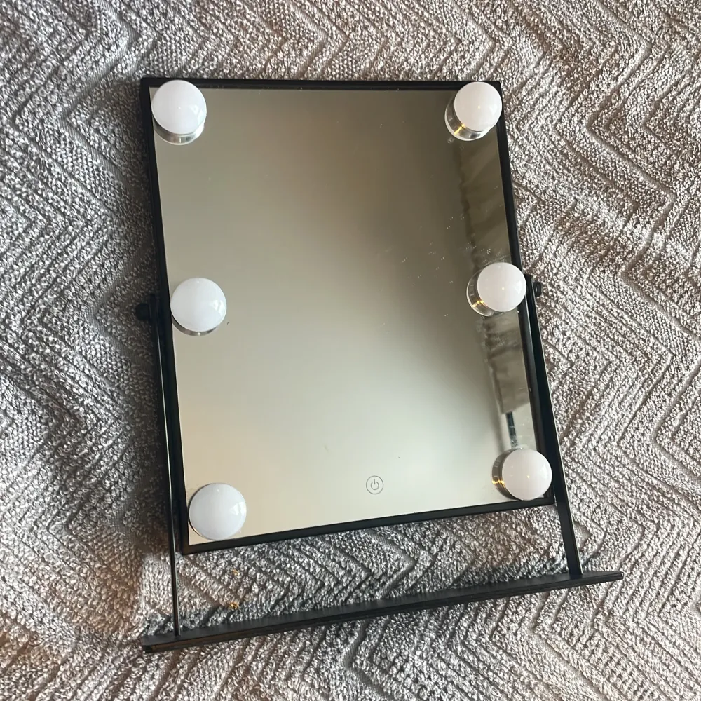 Säljer min hollywood spegel som har jättebra ljus. Man laddar den med micro usb sladd. . Accessoarer.