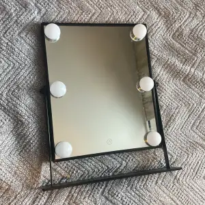 Säljer min hollywood spegel som har jättebra ljus. Man laddar den med micro usb sladd. 