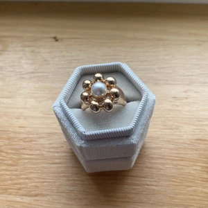  Blomring  - Säljer min ring. Den är är Max 2 gånger använd. 🥰