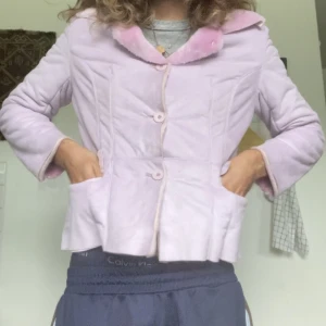 Rosa mockajacka - Väldigt charmig mockajacka med fejkpäls lining. märklig på bästa vis. 