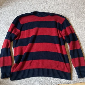 Brandy Melville tröja - Supertrendig brandy Melville stickad tröja. Endast använde ett fåtal gånger och därför i mycket bra skick⭐️Passar alla kroppstyper.