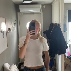 Puffärms topp - En vit topp från hm nästan helt oanvänd, kom privat för fler frågor osv, köparen står för frakten💕💕