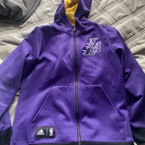 Lakers hoodie  - Säljer denna då jag köpt en ny, köparen står för frakten