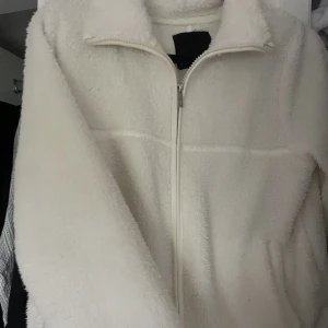 Pilétröja Lager157 - En mjuk fluffig piletröja från lager157 i strl XS. Använd fåtal ggr. Pris kan diskuteras