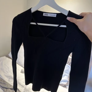 Svart ribbad tröja  - Från Zara 
