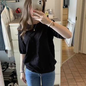 Svart tröja - Fin tröja/T-shirt från H&M😍kommer inte till användning längre!