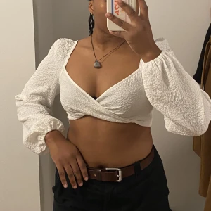 Långärmad croptop - Madeleine Klien x na-kd top. Använt  2ggr. Bra skick