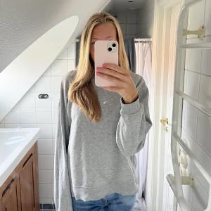 Grå sweatshirt  - Säljer denna gråa sweatshirt från HM, använd enstaka gånger, bra skick!💕XS men mer som S