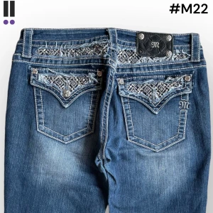 lågmidjade M22 MissMe Bootcut jeans M22 - MissMe jeans i model Boot 💜 Tag 31W 💜Midja (rakt över) 42cm 💜 Innerben 78cm 💜 Ytterben 102cm 💜 Benöppning 24cm 💜 Uppsydda och en plupp saknas på baktagen 💜Våra mått blir W=33 och L=30 💜 Men jämför alltid måtten med ett par jeans som sitter bra 💜