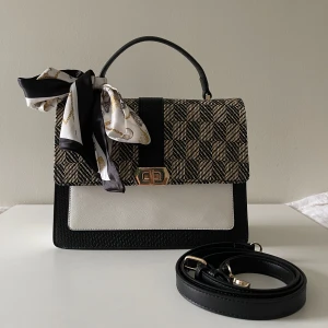 handväska - längd 27 cm bredd 9 cm höjd 20 cm, använd typ 5 gånger. pris kan diskuteras