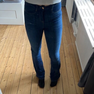 Jeans - Högmidjade jeans från bubbleroom i storlek 36 Midjemåttet är 64 med stretch och innerbenslängden är 83cm (Använda typ 1 gång)