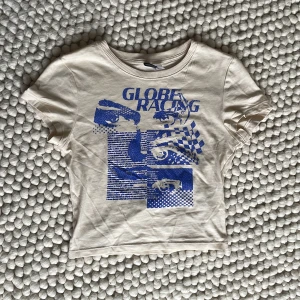 Mini t-shirt med tryck - Mini t shirt köpt från divided, använd endast en gång därmed i väldigt bra skick. Noll defekter, pris kan diskuteras 