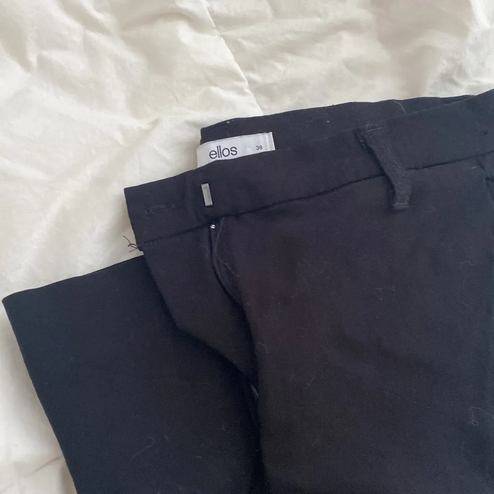 Ett par svarta kostymbyxor från ellos som är lågmidjade/mid waist. Det är storlek 38. Säljer för dom kommer inte till användning. 160kr+frakt.😊. Jeans & Byxor.