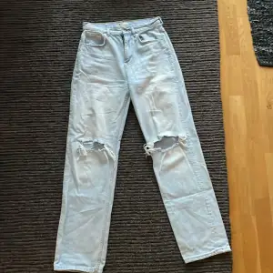 Ett par jeans med hål i från Gina tricot. Inga defekter och inte använda mycket. Skriv för frågor. Köparen står för frakten!💓💓