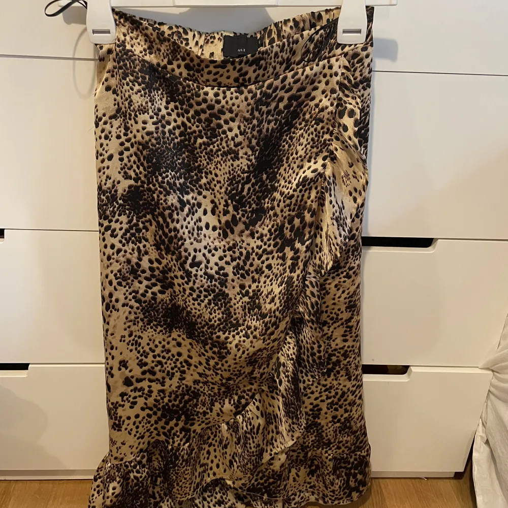 En leopard kjol från ett danskt märke, i mycket bra skick och bara användt några fåtal gånger 🙌🏻 skulle säga att kjolen är i storlek XS, då den passar mig bra som har storlek XS 🤎 kjolen är omlott framtill 🤍 skicka för mer bilder och info!!. Kjolar.