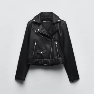 Skinnjcaka - As snygg skinnjacka med coola detaljer från zara i jättebra skick❤️står storlek L men passar som en S❤️original pris 599kr