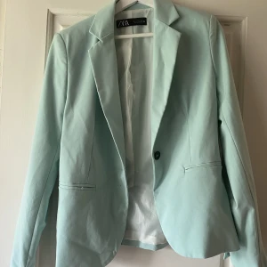 Kavaj från Zara - En fin kavaj från Zara som aldrig kommit till användning. 