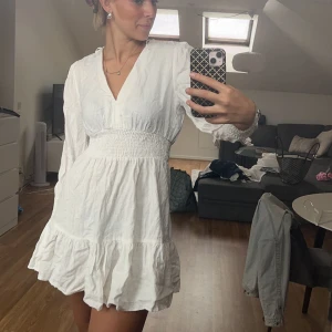 Vit klänning - En superfin klänning från Zara, är 170 för referens. Använd endast en gång🤍 