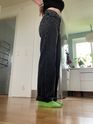 Svarta jeans  - Svarta jeans aldrig använda dem var för långa för mig storlek 34 frakt ingår inte. Skriv till mig om du vill veta något mer. Pris kan diskuteras.