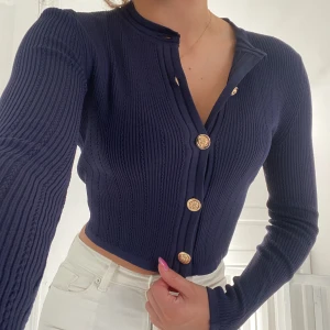 Långärmad stickad topp m knappar - Långärmad stickad mörkblå topp med guldknappar från zara, aldrig använd med lappar kvar, s, 399 nypris