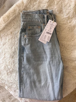 90s Petite Jeans  - Säljer ett par 90s Petite High waist jeans Storlek 34 Petite Aldrig använda endast testade Säljer pga för små 